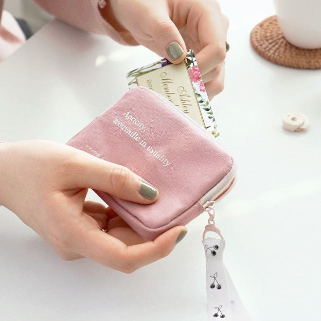 Iconic Cottony Card Holder