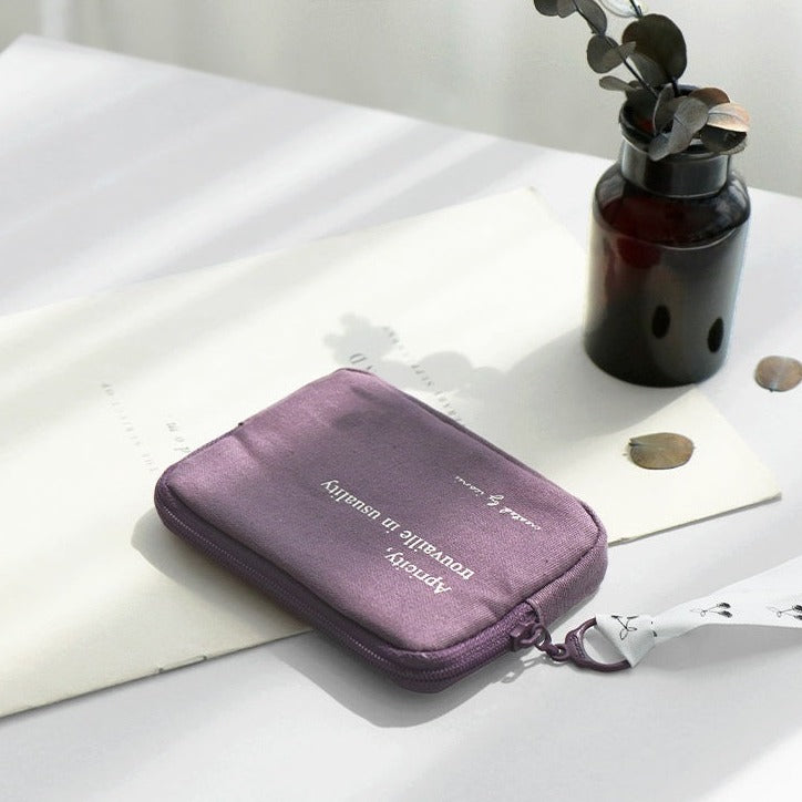Iconic Cottony Card Holder